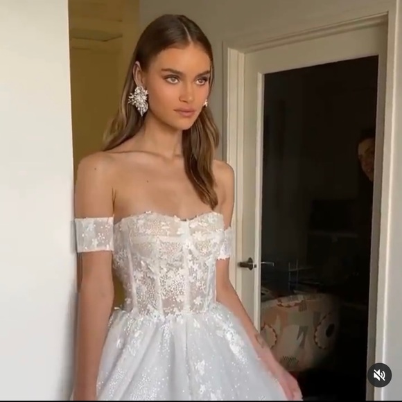 Wedding Dress & Veil - Picture 4 of 11